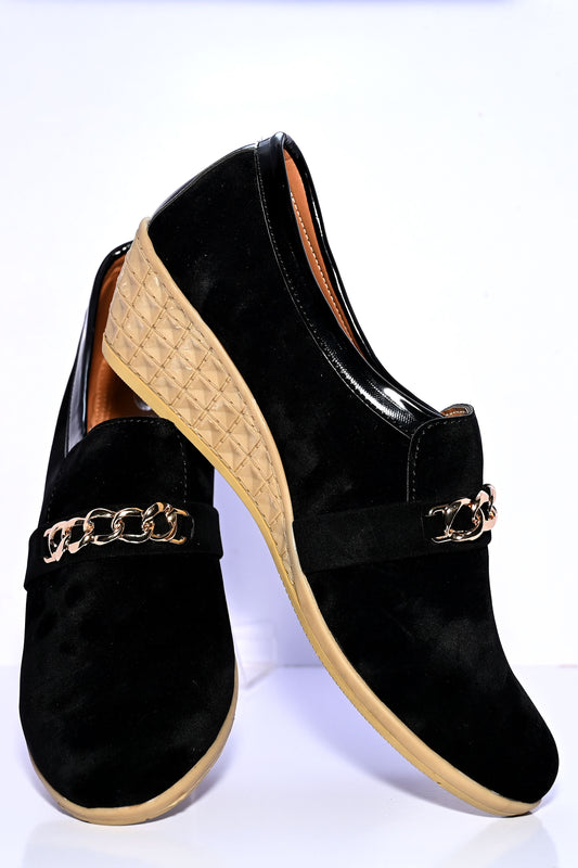 Woman’s chain decor wedge pumps